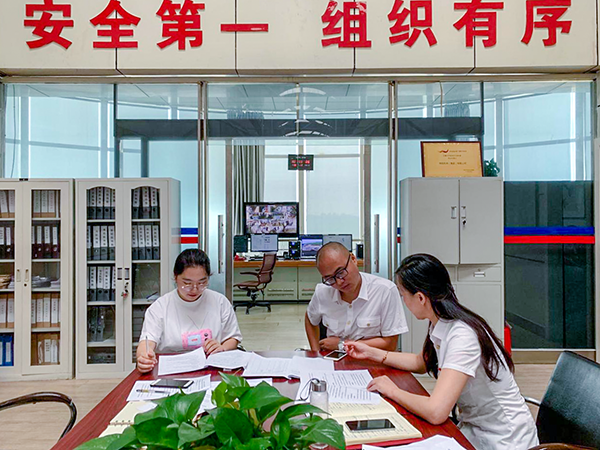 6月20日，運(yùn)行指揮中心協(xié)同各保障單位組織開(kāi)展了2019年大面積航班延誤應(yīng)急處置演練。.png
