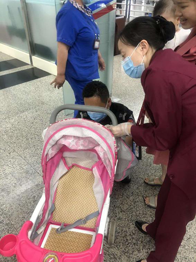 圖片1.png“真情服務(wù)”是讓旅客更加安心、放心、舒心的出行。行查室作為部門進(jìn)港服務(wù)的最后一個(gè)環(huán)節(jié)，在日常工作中也很注重服務(wù)細(xì)節(jié)。6月10日，行查室工作人員幫助旅客打開嬰兒車，為她排憂解難。.png